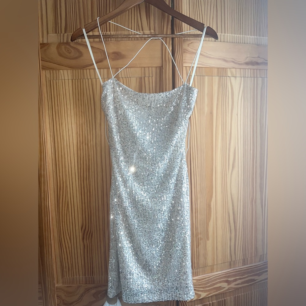 NWT, Windsor, Size L, slight fray of right shoulder strap.